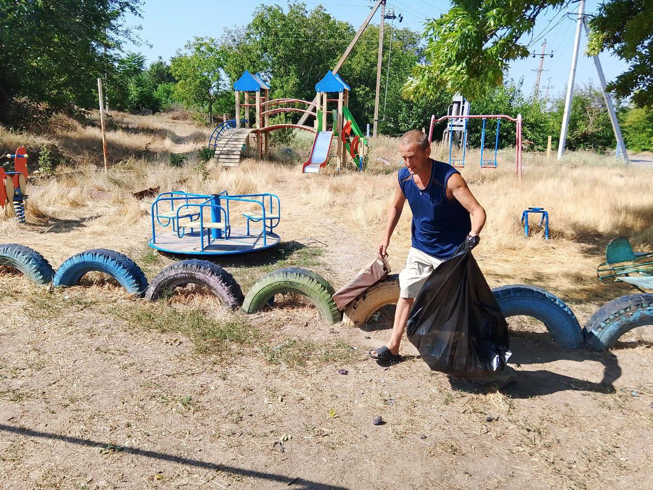 ЖКХ в Великолепетихском МО ежедневно проводят  уборку.