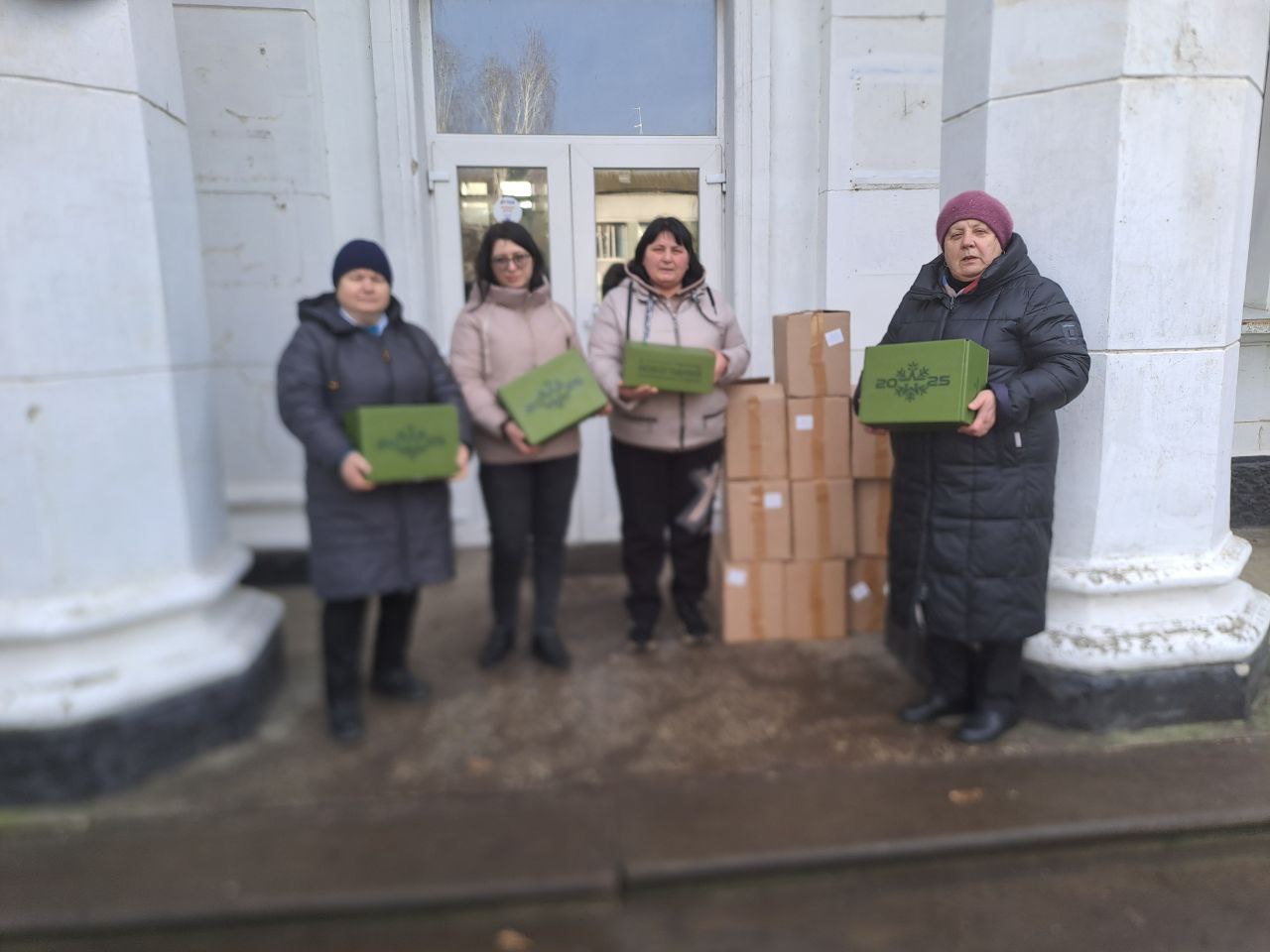 В преддверии Рождества военнослужащим РФ доставили и передали новогодние подарки для жителей Великолепетихского округа..