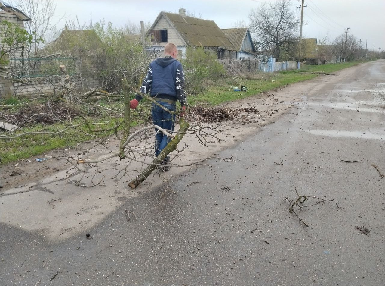 В селе Князе-Григорьевка Великолепетихского муниципального округа, специалисты территориального отдела совместно с работниками МБУ &quot;УЖКХ и и благоустройства Великолепетихского МО ХО&quot;, оперативно отреагировали на просьбу о помощи от маломобильного жителя с.