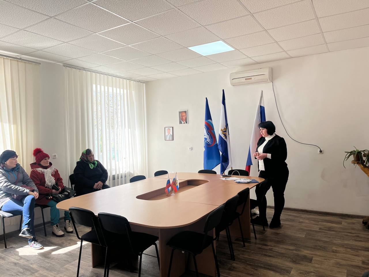 Сегодня в территориальном отделе села Рубановка, администрации Великолепетийского муниципального округа  прошла встреча с представителем службы Социального фонда, Саламатиной Ольгой Николаевной, руководителем клиентской службы..