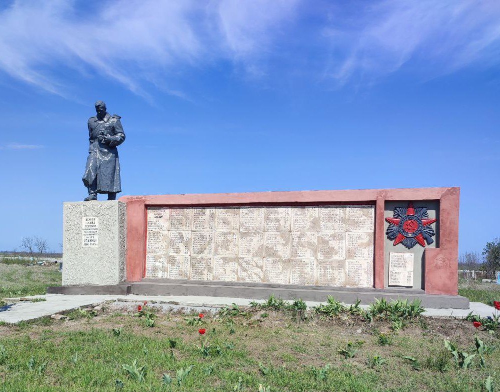 В населенных пунктах Великолепетихского круга осуществили ремонтные работы на памятниках и воинских захоронениях. Мемориалы встретят День Победы в достойном виде..