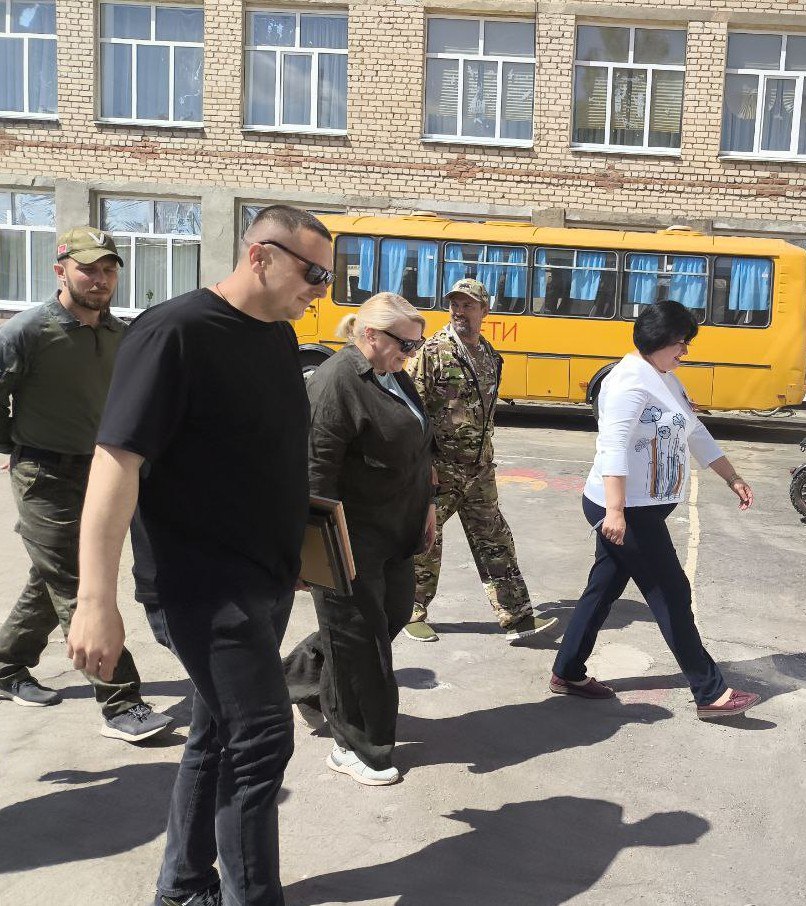 Церемония открытия «Аллеи роз» в Рубановской школе стала значимым событием, объединяющим различные слои общества — школьников, волонтеров, представителей местной власти и общественных организаций..