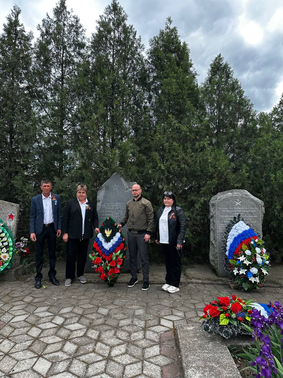Глава Великолепетихского округа Ольга Барановская совместно с представителями ГУП &quot;Херсонская зерновая компания&quot; почтили память павших воинов и ветеранов Великой Отечественной войны, проживающих на территории округа..
