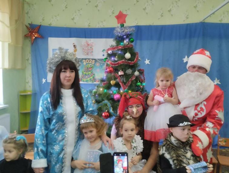 В ГБОУ ХО " Рубановский детский сад" Растишка " Великолепетихского МО" прошли новогодние утренники.. В ГБОУ ХО " Рубановский детский сад" Растишка " Великолепетихского МО" прошли новогодние утренники..