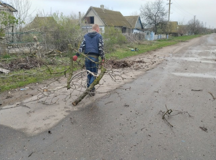 В селе Князе-Григорьевка Великолепетихского муниципального округа, специалисты территориального отдела совместно с работниками МБУ "УЖКХ и и благоустройства Великолепетихского МО ХО", оперативно отреагировали на просьбу о помощи от маломобильного жителя с. В селе Князе-Григорьевка Великолепетихского муниципального округа, специалисты территориального отдела совместно с работниками МБУ "УЖКХ и и благоустройства Великолепетихского МО ХО", оперативно отреагировали на просьбу о помощи от маломобильного жителя с.
