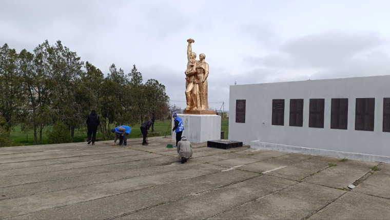 В Великолепетихском округе благоустраивают к 80-летию Победы мемориальные памятники.. В Великолепетихском округе благоустраивают к 80-летию Победы мемориальные памятники..