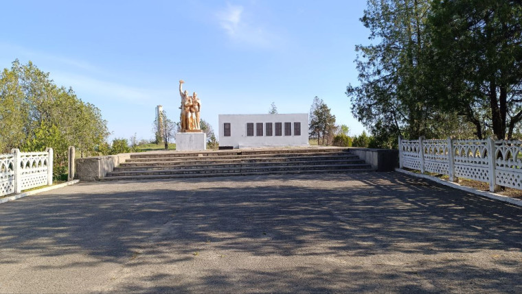 В преддверии празднования 80-й годовщины Великой Победы проходят субботники по уборке территории мемориалов и памятников, посвященных Великой Отечественной войне.. В преддверии празднования 80-й годовщины Великой Победы проходят субботники по уборке территории мемориалов и памятников, посвященных Великой Отечественной войне..