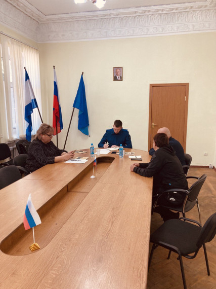 Первый заместитель прокурора Херсонской области Павел Зернов провел выездной прием граждан в Великой Лепетихе. Первый заместитель прокурора Херсонской области Павел Зернов провел выездной прием граждан в Великой Лепетихе.
